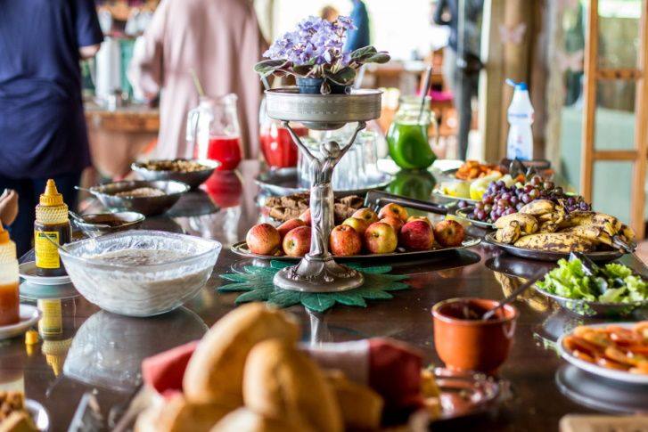 Mesa de café da manhã com frutas e alimentos