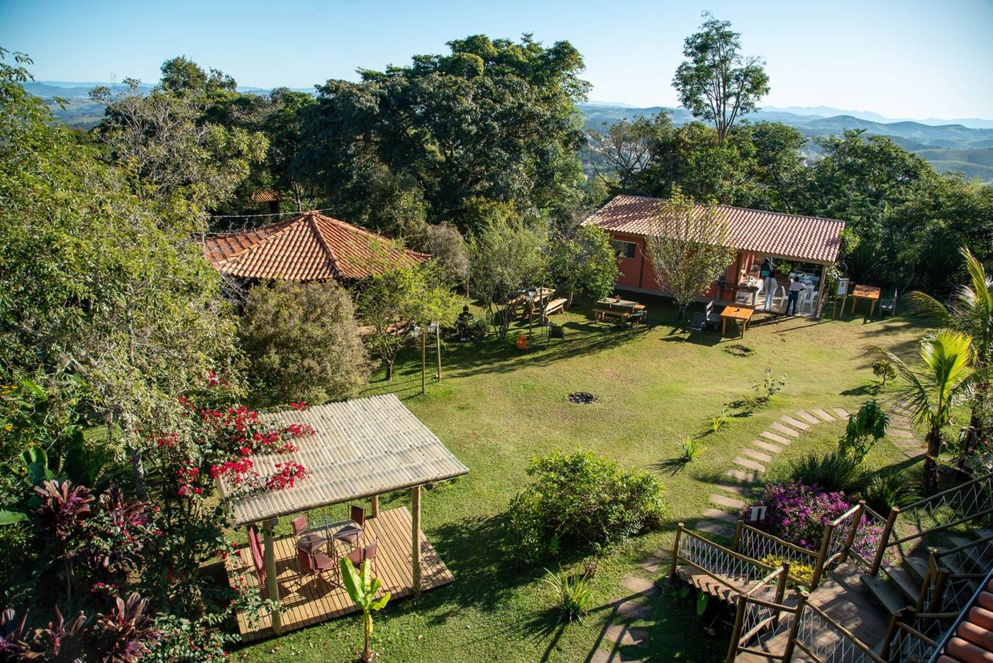 Vista dos jardins e das construções do espaço